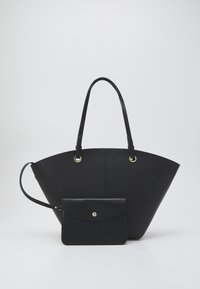 Sac tote en cuir noir de forme conique, doté de quincaillerie dorée et de deux poignées ; comprend une pochette assortie avec une fermeture à clip.