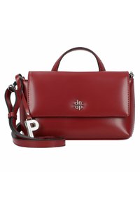Bolso de piel roja con un diseño estructurado, acentuado por una solapa frontal y herrajes metálicos. Incluye una correa de hombro desmontable.