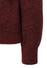 Burgunderfarbener Strickpulloverärmel mit gerippter Textur, der ein diagonales Muster nahe dem Bündchen aufweist und eine enge Passform für Wärme bietet.