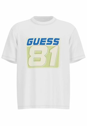 T-shirt bianca a maniche corte con la scritta "GUESS 81" stampata sul davanti in lettere maiuscole blu e verde chiaro.