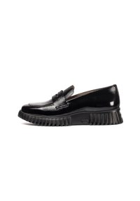 Zwarte gepatineerde leren loafers met een ronde neus en verhoogde stiksels. Dikke, geribbelde rubberen zool zorgt voor grip.