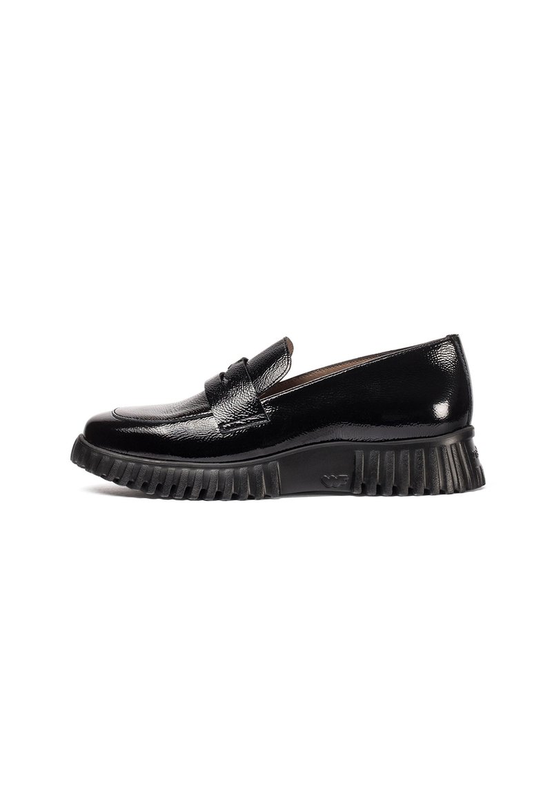 Zwarte gepatineerde leren loafers met een ronde neus en verhoogde stiksels. Dikke, geribbelde rubberen zool zorgt voor grip.