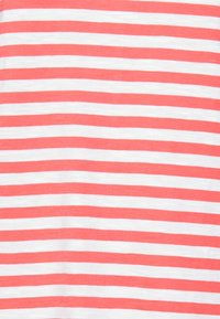 Patrón de rayas horizontales rojas y blancas en tela, con un ancho uniforme y un espaciado consistente en toda la superficie.