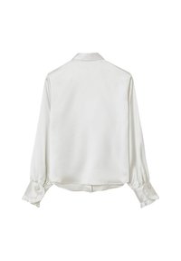 Weiße Satinbluse mit langen Ärmeln, detaillierten Rüschengamaschen und klassischem Kragen. Glatte Textur und ein leichter Glanz. Rückansicht gezeigt.