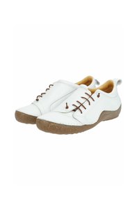 Witte leren schoenen met bruine veters, ronde neus en een gestructureerde bruine rubberen zool. Instapontwerp met een klein hieltab aan de achterkant.