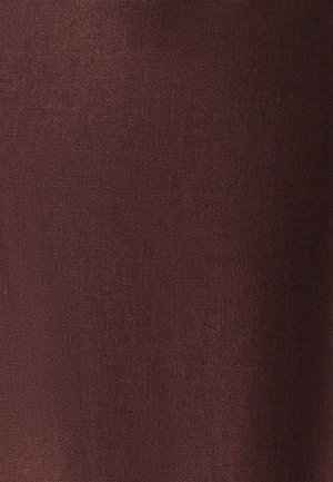 Tissu bourgogne avec une texture lisse, présentant un motif de tissage uniforme sans défauts ni accents visibles.