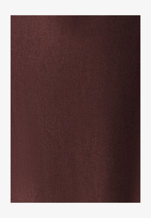 Tissu bourgogne avec une texture lisse, présentant un motif de tissage uniforme sans défauts ni accents visibles.