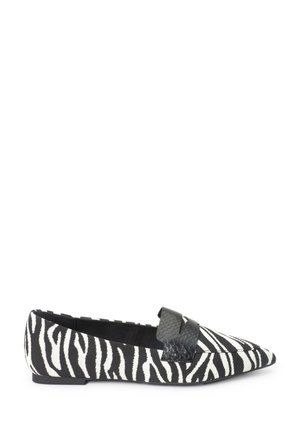 Mocassin plat à imprimé zèbre noir et blanc avec bout pointu et bride texturée noire traversant le dessus, présenté en profil latéral.