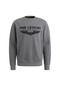 Sudadera gris de cuello redondo hecha de una tela suave, que presenta un destacado logo negro "PME LEGEND AMERICAN CLASSIC" con acentos de alas.