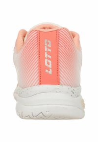 Zapatilla deportiva blanca y coral, con un upper texturizado, diseño de rayas rosas en el talón y una suela blanca con manchas.