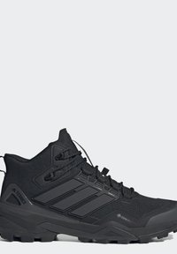 Zwarte Adidas Terrex wandelschoen van middenhoogte met Gore-Tex, robuuste zool en vetersluiting.