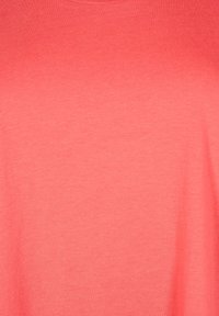 Koraal t-shirt, glad katoenen stof, ronde hals ontwerp, effen kleur, geen patronen of accenten, lichtgewicht textuur.