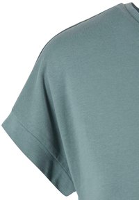 Kortsleeve, rundhalsad t-shirt i mjukt, texturerat grönt tyg, med en avslappnad passform och diskreta sömmar längs ärmsluten.