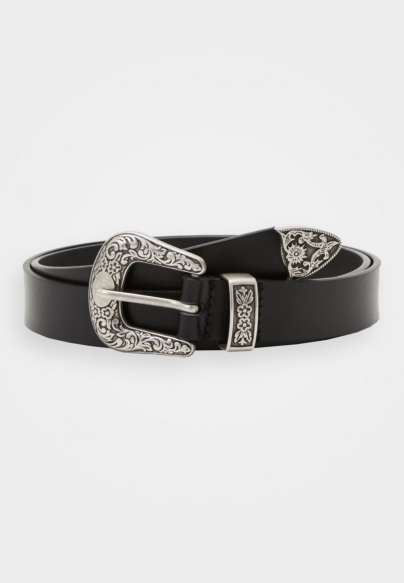 Ceinture en cuir noir avec boucle argentée détaillée à motif floral, passant et extrémité, style enroulé sur fond blanc uni.
