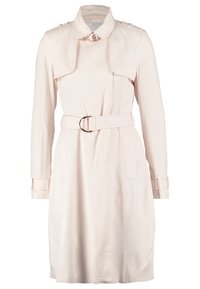 Jasnoróżowy płaszcz trencz z paskiem i klamrą w kształcie pierścienia. Posiada kołnierz, pagony, długie rękawy oraz boczne kieszenie. Gładka tekstura tkaniny.