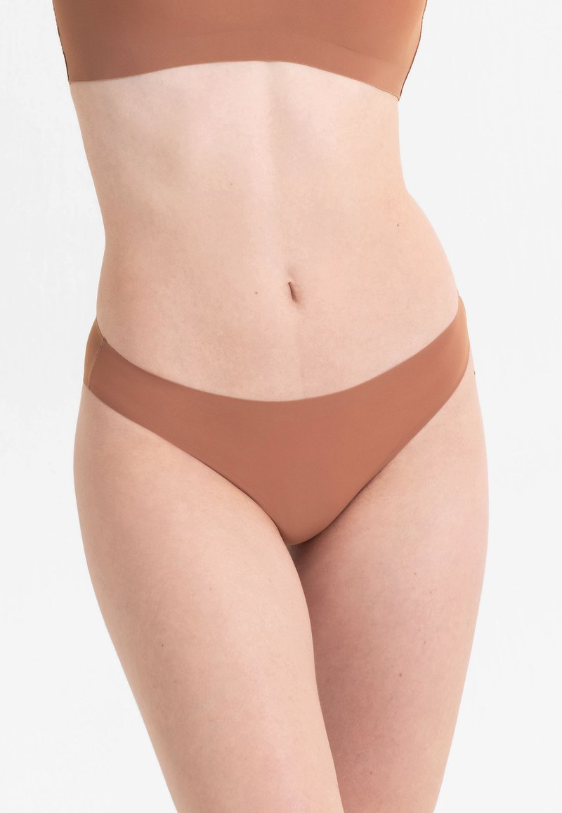 Brązowe majtki bikini z gładkiego, elastycznego materiału. Charakteryzują się niskim stanem i prostym krojem, bez widocznych wzorów czy akcentów.