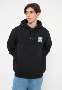 Hoodie preto em algodão com um bolso frontal, capuz ajustável com cordão e um patch de logo decorativo em azul e branco no peito.