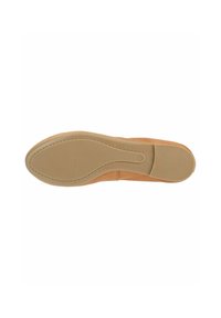 Suola di scarpa scamosciata color tan con suola in gomma testurizzata. Presenta un bordo cucito e una leggera curvatura nella zona delle dita. Finitura liscia.