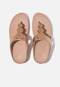 Roze gouden slide sandalen met een textuur voetbed, een brede band met drie ronde, versierde accenten. Lichtgewicht en casual ontwerp.