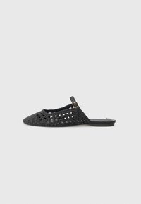 Černá tkaná slingback obuv s špičatou špičkou, strukturovaným materiálem, bočním detailem s přezkou a plochou podešví.