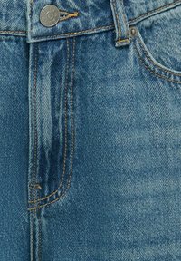 Jeans in denim con un lavaggio azzurro chiaro, caratterizzati da cuciture arancioni in contrasto, un bottone metallico in vita e un taglio dritto.