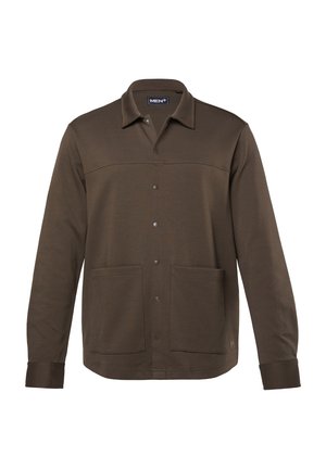 Camisa de color marrón con cuello, fabricada en tela suave, que presenta botones en la parte delantera, dos grandes bolsillos y un corte relajado. Mangas largas con puños de botón.