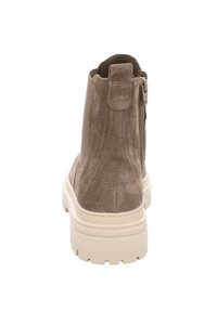 Botas de ante hasta el tobillo en taupe con una suela gruesa beige. Presentan un zipper lateral y detalles de costura, que ofrecen un acabado texturizado.