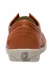 Brązowy skórzany but z zaokrąglonym tyłem, z białą gumową podeszwą i małym wytłoczeniem logo. Obejmuje kontrastowy pomarańczowy akcent.