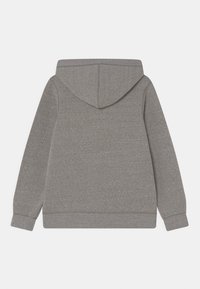 Felpa grigia con cappuccio realizzata in tessuto morbido, dotata di tasca a marsupio, polsini e orlo a coste. Texture liscia senza motivi visibili.