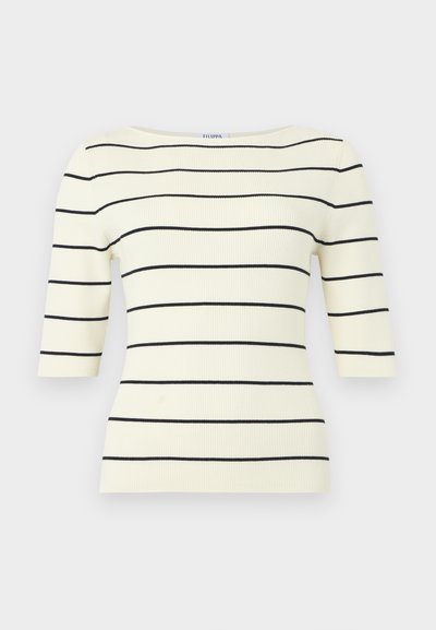 Κρεμ πλεκτό τοπ με ριγέ σχέδιο σε μαύρες οριζόντιες ρίγες και μανίκια μέχρι τον αγκώνα, με λαιμόκοψη σχήματος βάρκα.