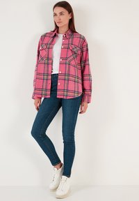 LELA Gombos blúz - fuchsia