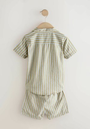 Gestreepte korte mouwen shirt en shorts set in lichtblauw en bleekgeel. Katoenen stof met een kraag, hangend aan een houten hanger.