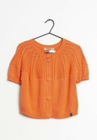 Cardigan arancione a maniche corte con dettagli in maglia a trecce sulle spalle, scollo rotondo e chiusura frontale con cinque bottoni. Materiale in maglia leggero.