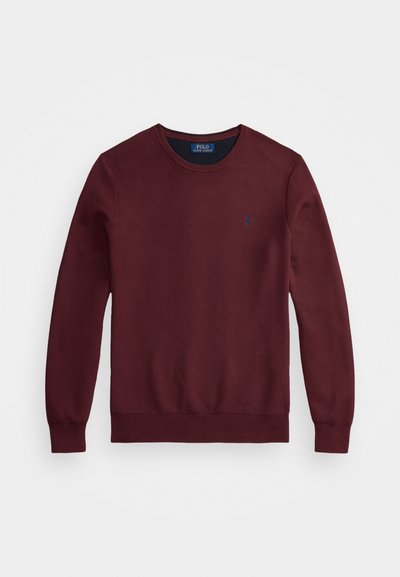 Suéter de punto burdeos con cuello redondo, con puños y dobladillo acanalados. Pequeño logo azul en el pecho. Fabricado con una suave mezcla de algodón.