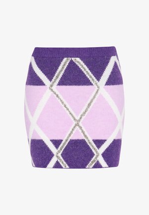 Gestrickter Minirock in Lila, Pink und Weiß mit einem Diamantmuster. Besitzt metallische Akzentfäden und einen gerippten Taillenbund.