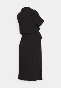 Vestido preto com mangas curtas, gola, cintura com cinto e abertura lateral, apresentando uma textura suave e comprimento midi.