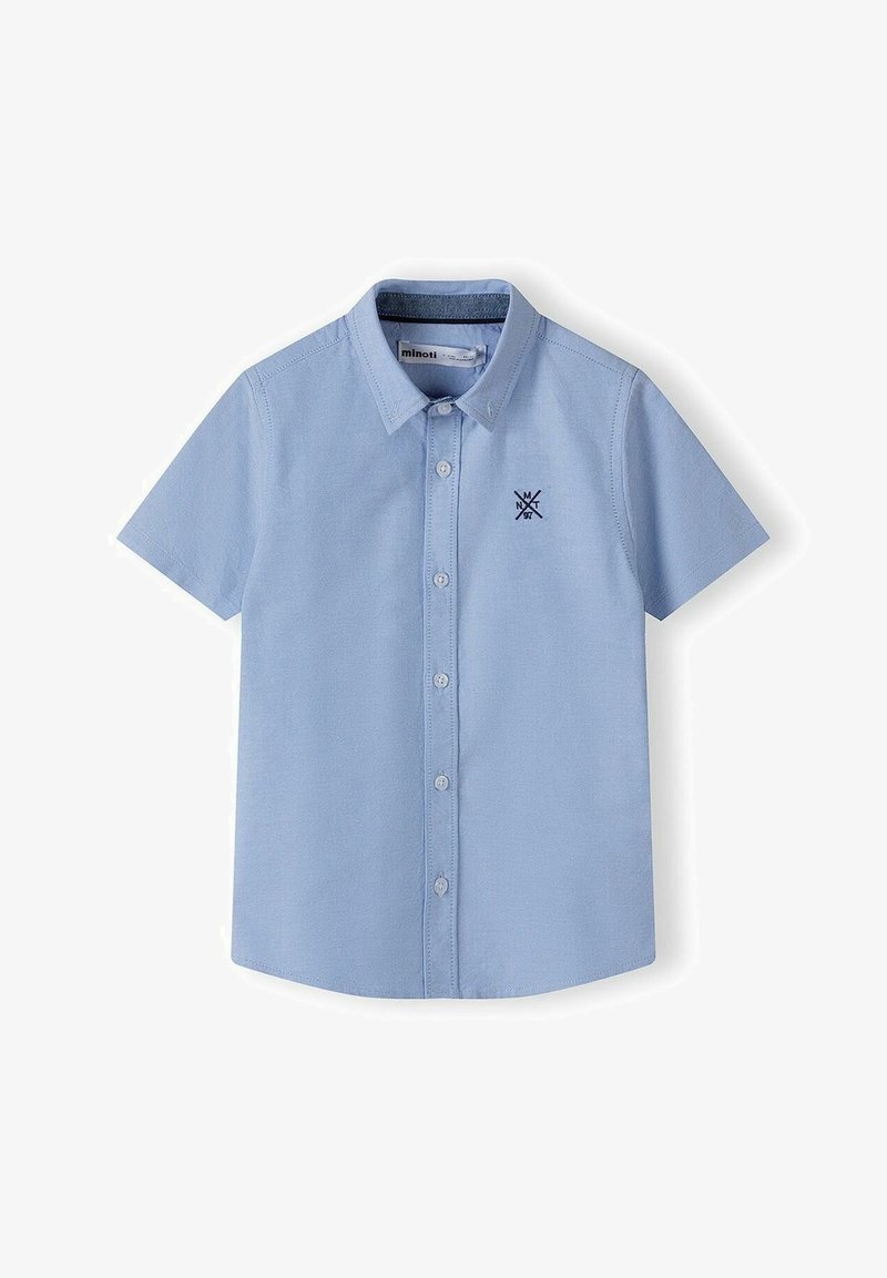 Camisa de botón de manga corta color azul claro con cuello, pequeño logo negro bordado en el lado izquierdo del pecho y una etiqueta de la marca visible dentro del cuello.
