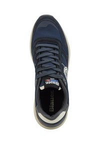 Sneaker blu navale con tomaia testurizzata, chiusura con lacci e suola in gomma bianca. Presenta il marchio sulla linguetta e sul lato.