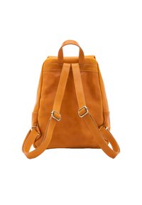Zaino in pelle gialla con spallacci regolabili, manico superiore e texture liscia, caratterizzato da linee pulite e minimi dettagli in metallo.