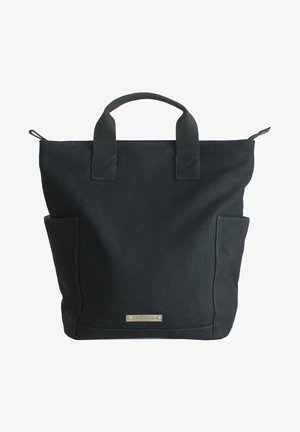 Schwarze Canvas-Tote-Bag mit zwei kurzen Griffen, Seitentaschen und einem metallischen Logo-Akzent auf der Vorderseite. Texturierte Oberfläche mit robuster Naht.
