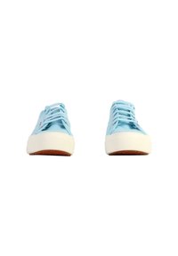 Sneakers in tela azzurro chiaro con suole in gomma bianca, lacci piatti e dettagli testurizzati sulla punta e sul tallone.