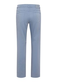 Jeans dritti azzurri realizzati in cotone. Caratteristiche includono tasche posteriori, passanti per cintura e una patch con logo sulla vita.