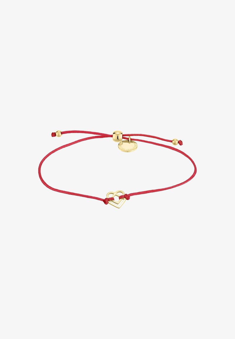 Bracelet cordon rouge réglable avec un petit pendentif double cœur en or et un coulisseau perlé doré, sur fond blanc.
