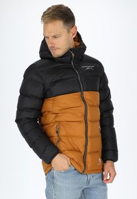 Vadderad jacka med svart huva och övre del, samt en brun nedre del. Har framsidans dragkedjor och en logotyp på bröstet.