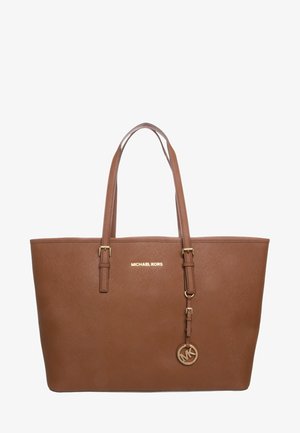 Brązowa skórzana torba typu tote Michael Kors z dwoma paskami na ramię oraz okrągłym metalowym breloczkiem z logo MK zawieszonym na prawym pasku.