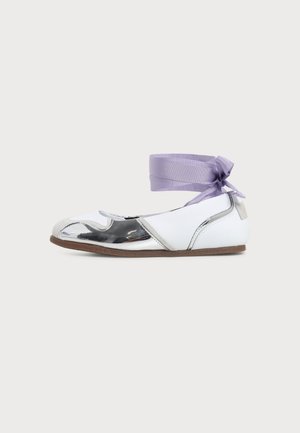 MOSCHINO, SAN.LOD.PL MS29/100 RASO+PIUME NERO - Ballerines à bride cheville - bianco/argento