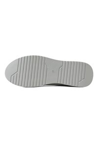 Suola di scarpa in gomma con superficie testurizzata caratterizzata da schemi rigati e un tacco liscio e curvo. Colore grigio chiaro con dettagli sottili.
