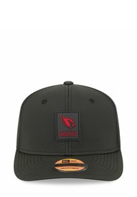 Schwarze verstellbare Baseballmütze mit flachem Schirm. Mit einem rechteckigen Patch, das das rote Arizona Cardinals-Logo und Text zeigt.