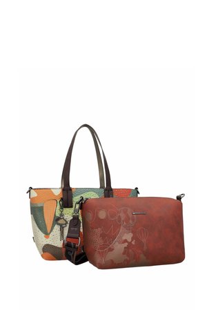 Zwei Handtaschen, eine mehrfarbig mit abstrakten Mustern und dunklen Griffen, die andere rötlich mit Ballon- und Wolkenmotiven und einem abnehmbaren Riemen.