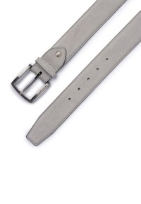 Cintura in suede grigia con fibbia metallica argentata, dotata di diversi fori per la regolazione e bordi cuciti per una maggiore durata.